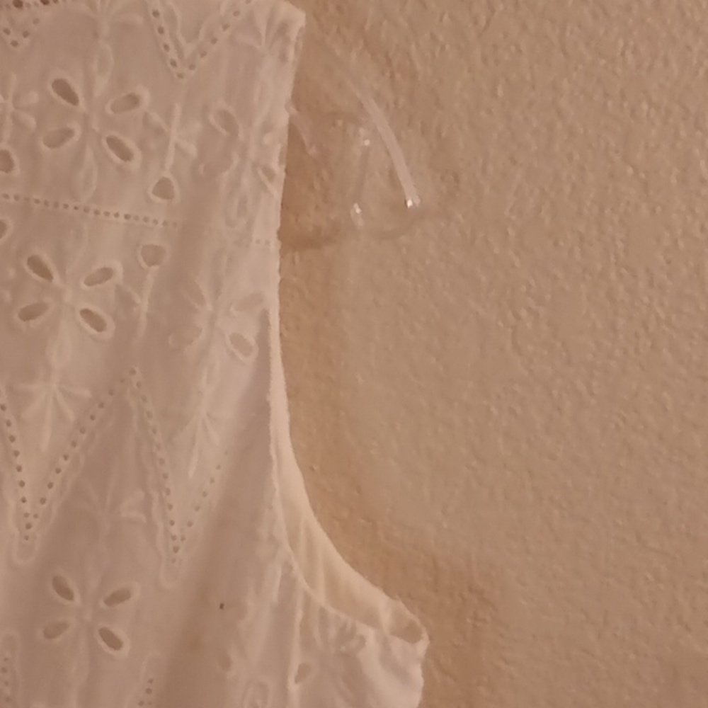 NEW LOFT Vneck Sleeveless Floral Eyelet Size M White B4 X P - Picture 4 of 10